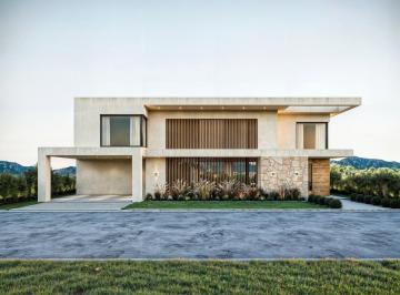 Casa · 320m² · 8 Ambientes · 2 Cocheras · Propiedad en Venta en Obra Gruesa Mendoza Norte Country Club