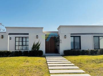 Casa · 200m² · 5 Ambientes · 2 Cocheras · Casa en Venta en San Sebastian - Area 6, San Sebastian, Escobar