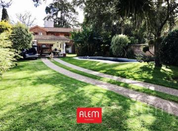 Casa · 260m² · 7 Ambientes · 3 Cocheras · Casa en Venta en Burzaco
