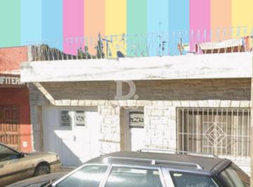 Casa · 140m² · 3 Ambientes · 1 Cochera · Casa Chalet en Venta en Banfield Este