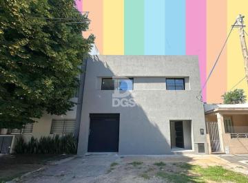Casa · 327m² · 4 Ambientes · 1 Cochera · Casa 5 Ambientes con Garaje y Quincho en Venta en Lomas de Zamora