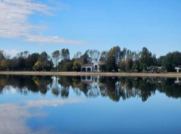 Casa · 350m² · 7 Ambientes · 4 Cocheras · Casa en Venta Frente Al Lago | Barrio Isla del Este, Tigre | Acepta Permuta