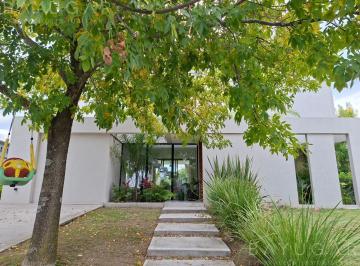 Casa · 227m² · 4 Ambientes · 3 Cocheras · Venta Casa - Barrio Golf - El Cantón / Escobar
