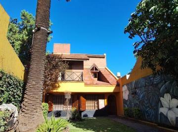 Casa · 125m² · 4 Ambientes · 2 Cocheras · Excelente Casa con Jardín y Pileta