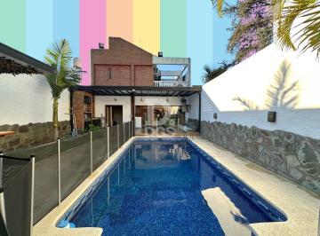 Casa · 328m² · 6 Ambientes · 2 Cocheras · Casa Chalet de 6 Ambientes con Piscina en Venta en Banfield Este