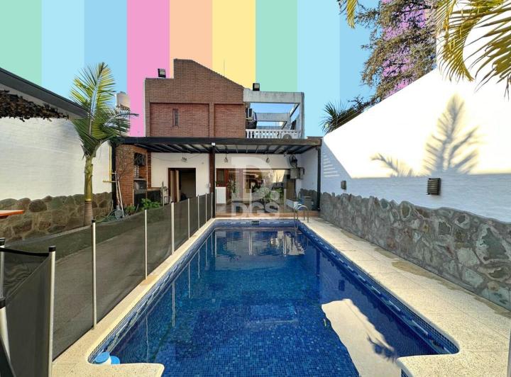 Casa · 328m² · 6 Ambientes · 2 Cocheras