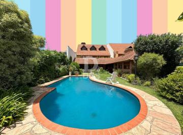 Casa · 326m² · 6 Ambientes · 2 Cocheras · Casa Chalet en Venta en Adrogué