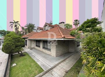Casa · 273m² · 7 Ambientes · 1 Cochera · Casa Chalet 7 Ambientes con Garaje en Venta en Banfield Este