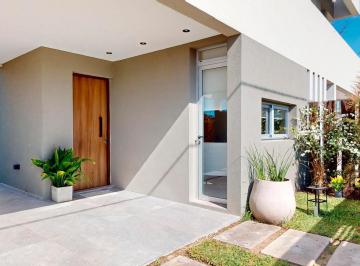 Casa · 123m² · 5 Ambientes · 2 Cocheras · Casa en Barrio Los Enriques 483 E 32 y 132 Bis
