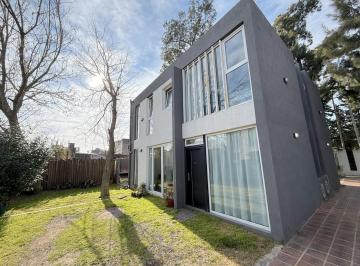 Casa · 90m² · 3 Ambientes · Dúplex en Venta en Gonnet