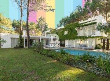 Casa · 310m² · 4 Ambientes · 1 Cochera · Casa en Venta en La Herradura Pinamar