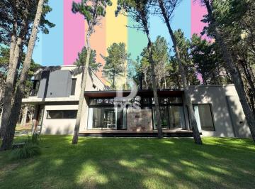 Quinta vacacional · 230m² · 4 Ambientes · 1 Cochera · Casa en Venta en Villa Robles