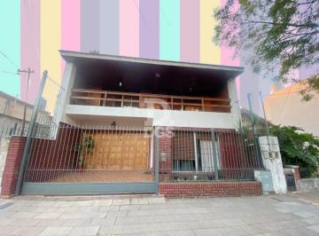 Casa · 226m² · 4 Ambientes · 1 Cochera · Casa Chalet con Dos Dorm. - Banfield