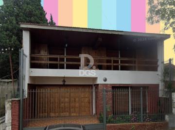 Casa · 226m² · 4 Ambientes · 1 Cochera · Casa Chalet con Dos Dorm. - Banfield