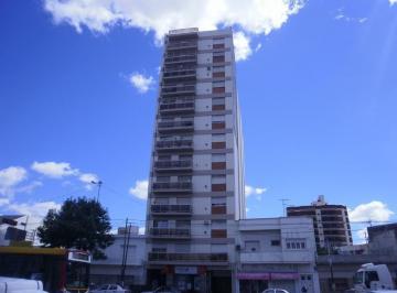 GIG-G1G-5214_2 · 4 Ambientes con Patio Sobre Av H Yrigoyen