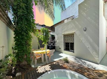 Casa · 180m² · 5 Ambientes · 1 Cochera · Casa Chalet en Venta en Banfield