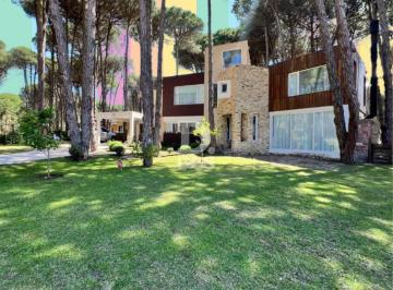 Casa · 370m² · 6 Ambientes · 2 Cocheras · Casa en Venta en Carilo
