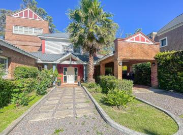 Casa · 300m² · 7 Ambientes · 1 Cochera · Casa en Barrio San Facundo en Venta