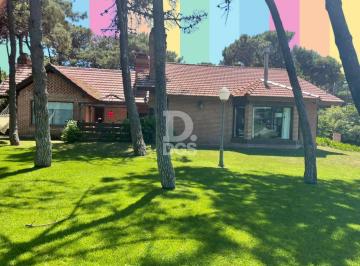 Casa · 203m² · 5 Ambientes · 1 Cochera · Casa en Venta en Pinamar Norte