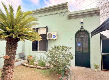 Casa · 133m² · 3 Ambientes · 1 Cochera · Casa Antigua Reciclada en Venta en Adrogué