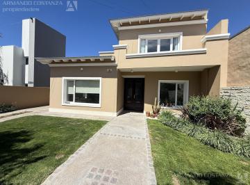 Casa · 188m² · 6 Ambientes · 1 Cochera · Vende Casa en Puerto Madryn
