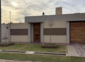 Casa · 275m² · 4 Ambientes · 4 Cocheras · Amplia Casa en Ezeiza con Excelente Distribucion y Espacios