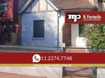 Casa · 126m² · 5 Ambientes · 1 Cochera · Casa de 5 Ambientes Toda en Pb, con Gran Jardín y Mucho Potencial en Excelente Lote - en Venta