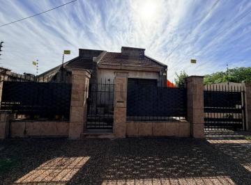 Casa · 210m² · 5 Ambientes · 2 Cocheras · Venta Casa 4 Ambientes Moron
