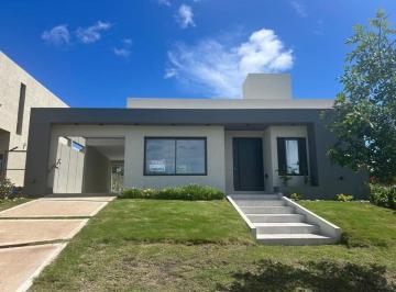 Casa · 142m² · 4 Ambientes · 1 Cochera · Venta Casa 2 - 3 Dorm. - Barrio Tejas 4