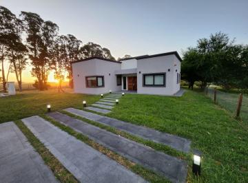 Casa · 146m² · 4 Ambientes · 1 Cochera · Casa en Tierra y Mar