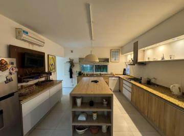Casa · 320m² · 8 Ambientes · 2 Cocheras · Casa en Venta en Fincas del Sur 2