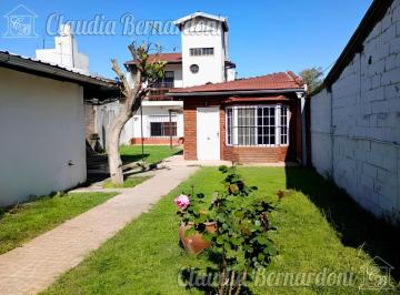 Casa en Venta de 4 ambientes William Morris · Hermosa Casa Jardin Cochera Ambientes Amplios