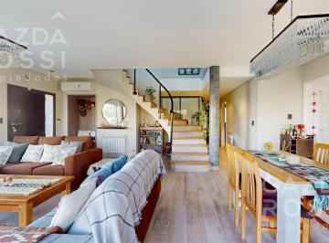 Casa · 240m² · 4 Ambientes · 2 Cocheras · Casa en Santa Rita