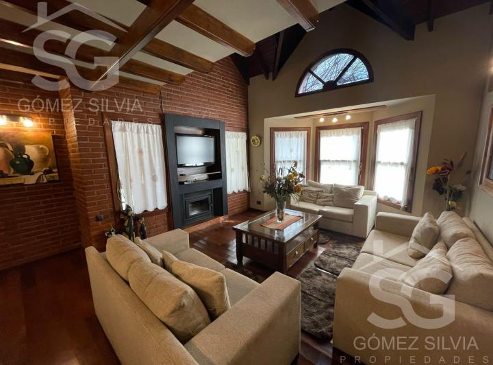 Casa · 700m² · 4 Ambientes · 2 Cocheras