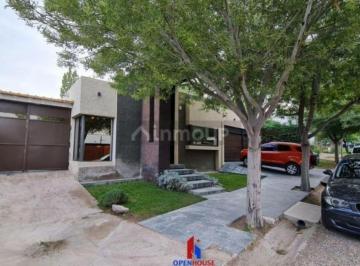 Casa · 330m² · 3 Dormitorios · 4 Cocheras · Openhouse Vende Flamante Casa en Barrio El Cortijo, Chacras de Coria