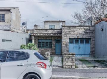 Casa de 4 ambientes, Lanús · Casa Ampliacon Jardín Delantero en Venta. Cochera Techada. Credito Hipotecario