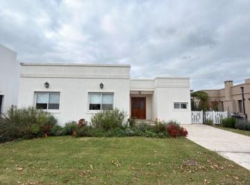 Casa · 140m² · 4 Ambientes · Casa en Venta en San Eduardo Pilar del Este | Vco Propiedades