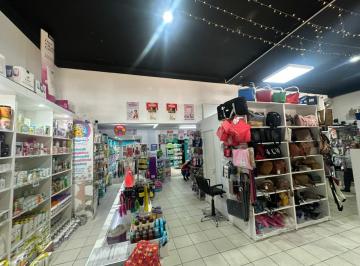 Local comercial · 420m² · 8 Ambientes · Local, Galpón y Casa en Fisherton