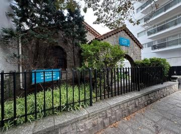 Casa · 309m² · 6 Ambientes · 2 Cocheras · Casa en Alquiler Apto Profesional por 24 Meses