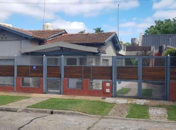 Casa · 109m² · 2 Ambientes · 2 Cocheras · Excelente Casa Lote Propio con 188 m²