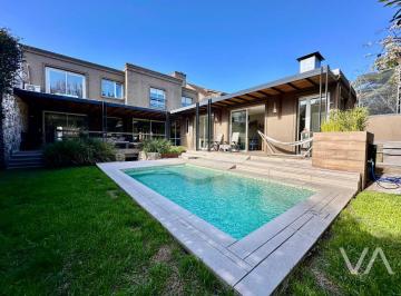 Casa de 6 ambientes, Mar del Plata · Moderna Casa con 3 Dorm.. Jardín y Piscina. Los Troncos.