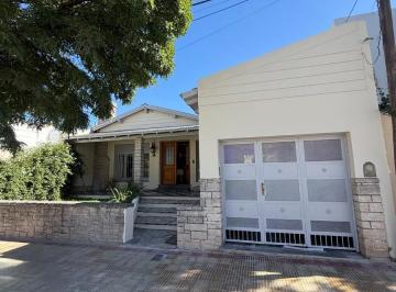 Casa · 280m² · 6 Ambientes · 2 Cocheras · En Venta Excelente Casa con Amplio Lote