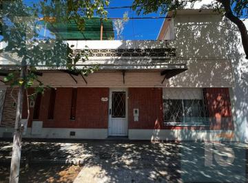 Casa · 200m² · 12 Ambientes · 1 Cochera · Venta de Casa de Dos Plantas en Jorge Cura