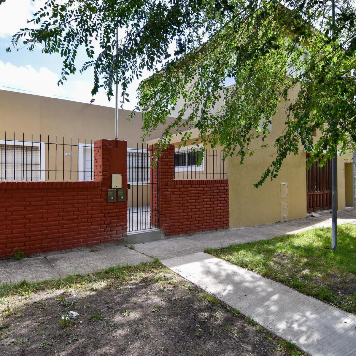 2 Propiedades en block con garage para 4 vehículos. Departamento 3 amb. (planta baja) Reciclado a nuevo + Chalet 3 amb. (planta alta)