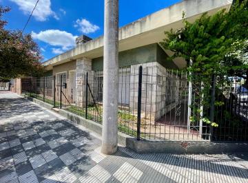 Casa · 269m² · 5 Ambientes · 4 Cocheras · Casa Esquina + Lote en Venta | Av Patria – B° Pueyrredón