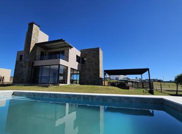 Casa · 200m² · 5 Ambientes · 4 Cocheras · Casa en Puerto del Aguila Country Nautico