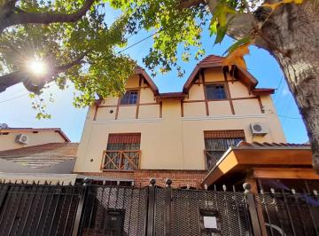 Casa de 4 ambientes, Vicente López · Excelente Dúplex 3 Plantas 4 Ambientes con Cochera y Patio