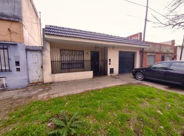 Casa · 180m² · 4 Ambientes · 2 Cocheras · Venta Casa 2 Dorm. con Patio Verde Cochera y Gran Quincho