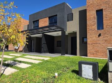 Casa · 165m² · 5 Ambientes · 1 Cochera · Dúplex de Categoría a Estrenar 3 Dorm.