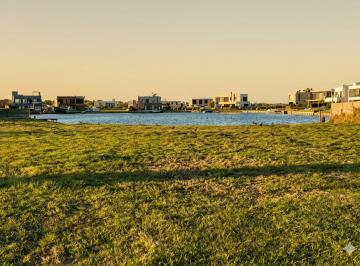 Terreno , Berazategui · Inmejorable Lote Sobre Laguna en Villalobos